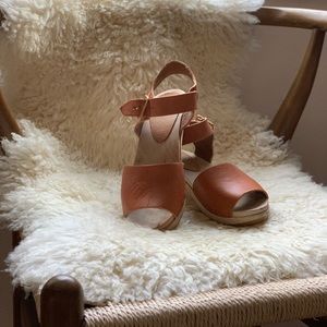 Bryr Clogs in Whiskey size 36